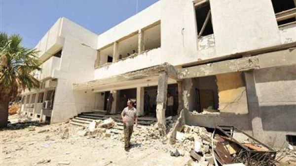 رجل يقف بجوار حطام قسم للشرطة استهدف بقنبلة في بنغازي يوم 23 يوليو
