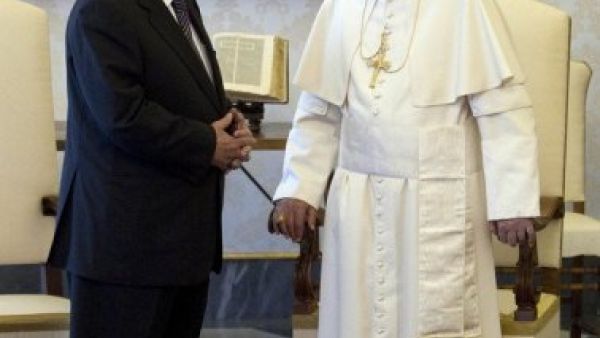 رئيس السلطة الفلسطينية محمود عباس خلال لقائه البابا بنديكتوس السادس عشر في الفاتيكان
