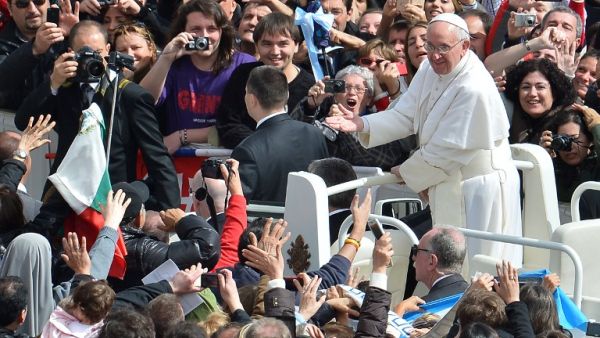 Pope Francis greets crowds in St. Peter's Square on Easter Sunday (AFP Photo)