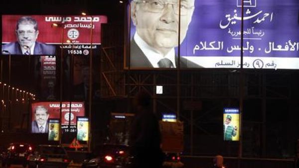 لافتات دعاية انتخابية للمرشحين للرئاسة المصرية احمد شفيق (يمين) ومحمد مرسي