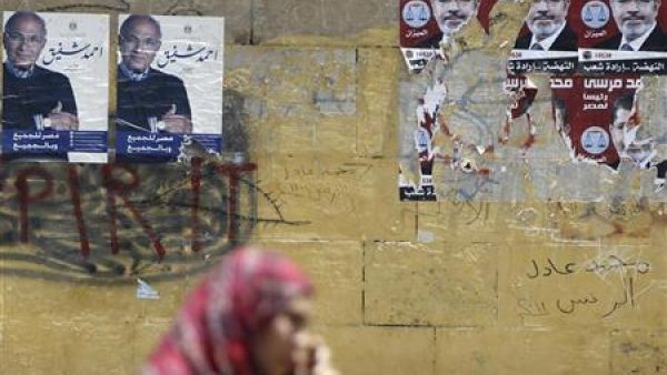 ملصقات لكل من محمد مرسي واحمد شفيق المرشحين للرئاسة المصرية في القاهرة
