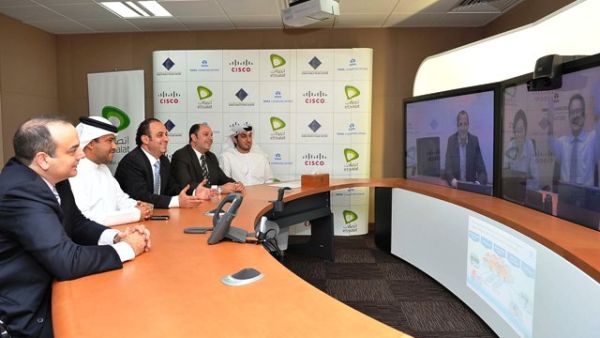 توفر إتصالات غرفة الحضور عن بعد التي تتيح للشركات عقد مؤتمرات إفتراضية عالية الوضوح عبر شبكة واسعة للإتصال المرئي حول العالم توفر إتصالات غرفة الحضور عن بعد التي تتيح للشركات عقد مؤتمرات إفتراضية عالية الوضوح عبر شبكة واسعة للإتصال المرئي حول العالم