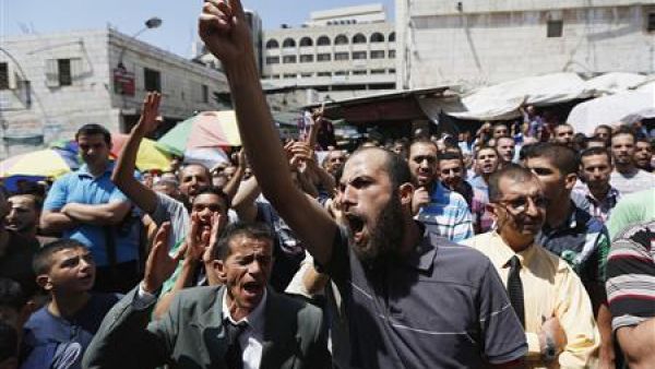 فلسطينيون خلال مسيرة مؤيدة للرئيس المصري المعزول محمد مرسي في رام الله 
