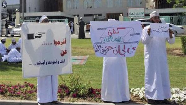 محتجون يرفعون لافتات في مسقط

