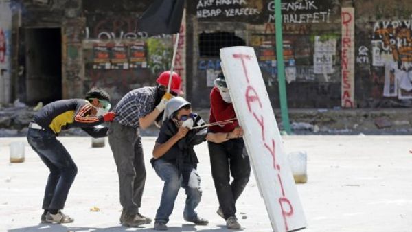 متظاهرون في ميدان تقسيم الثلاثاء