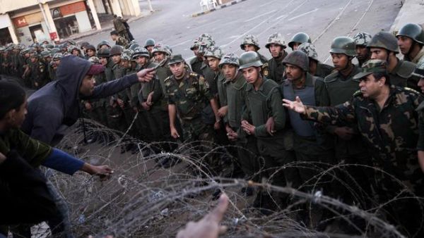 Barbed wire and security forces outside the presidential palace (Photo: Gianluigi Guercia / AFP)