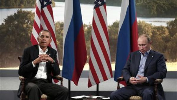 أوباما (الى اليسار) وبوتين أثناء اجتماعهما في اينيسكيلين بأيرلندا الشمالية
