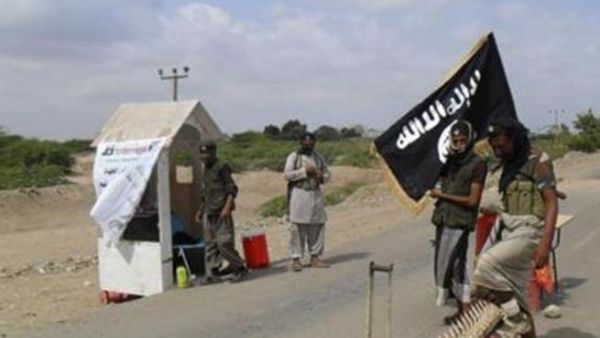 ارشيف/ عناصر من القاعدة يقيمون حاجزا في زنجبار