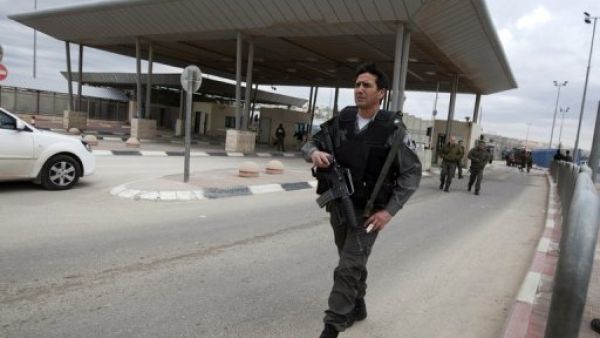 جندي اسرائيلي عند معبر قلنديا