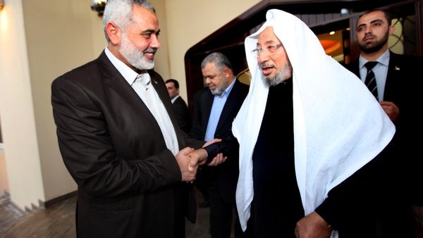 الداعية الاسلامي يوسف القرضاوي ورئيس حكومة حماس في غزة  اسماعيل هنية