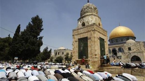 مصلون في باحة الاقصى