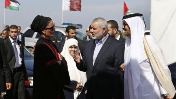 هنية يتوسط امير قطر وعقيلته