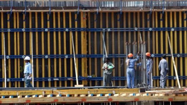 عمال بناء في ورشة في مشروع سكني في الدوحةعمال بناء في ورشة في مشروع سكني في الدوحة
