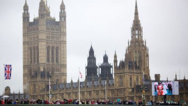 انتظار تحت المطر على جسر وستمنستر عند نهر التايمز قبل بدء الاحتفال