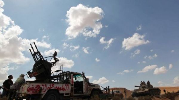 مقاتلون موالون للمجلس الانتقالي الليبي قرب بني وليد
