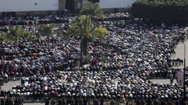 مشيعون يصلون قبل تشييع جثمان عبدالسلام ياسين في الرباط
