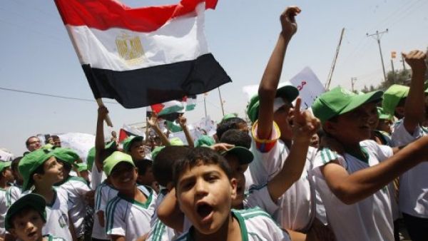 اطفال فلسطينيون يتظاهرون ظهر 21 حزيران/يونيو 2011 امام البوابة الفلسطينية على معبر رفح الحدودي
