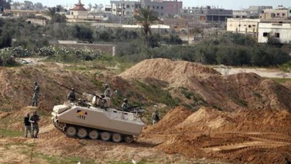 جنود مصريون مناوبون خارج أنفاق تهريب في منطقة رفح الحدودية بين مصر وغزة 
