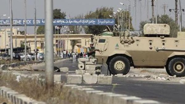 جندي مصري يقف حراسة عند معبر رفح المصر
 جندي مصري يقف حراسة عند معبر رفح المصر