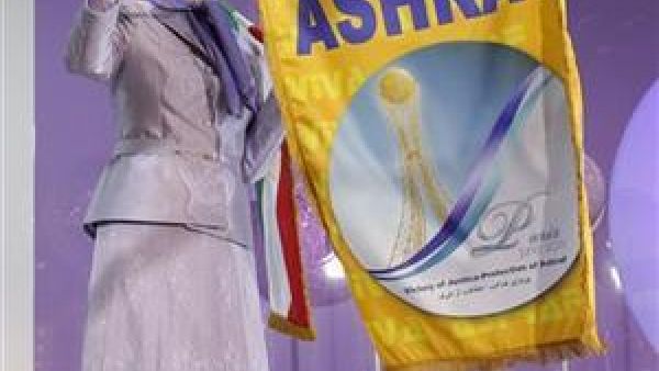 مريم رجوي زعيمة منظمة مجاهدي خلق ترفع لافتة باسم مخيم أشرف أثناء مسيرة قرب باريس 
