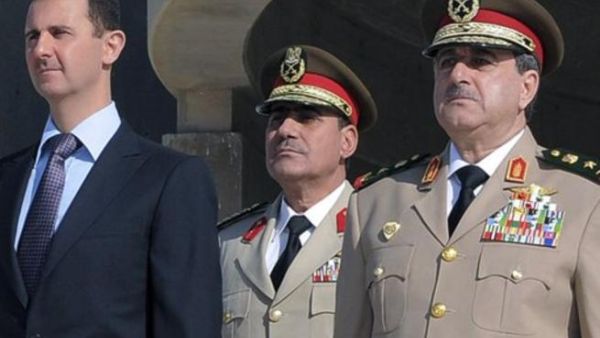 راجحة يقف الى يسار الاسد في صورة ارشيفية