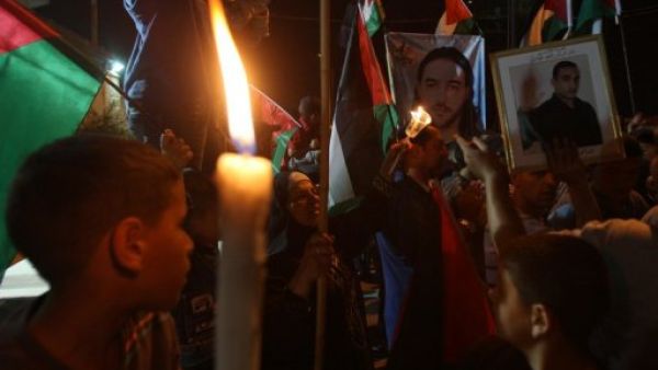 اضاءة شموع في تجمع للمطالبة باطلاق الاسرى الفلسطينيين في السجون الاسرائيلية في رام الل
