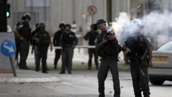 جنود اسرائيليون يطلقون قنابل غاز على محتجين فلسطينيين قرب مدينة رام الله
