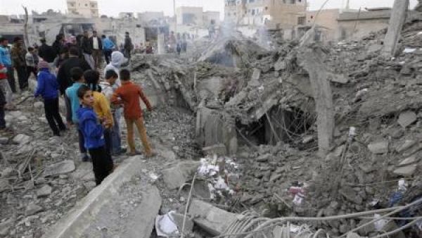 مبنى محطم في الرقة 
