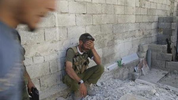 مقاتل من الجيش الحر يبدو مستاء بعد فشل مجموعته في السيطرة على دبابة للنظام بمنطقة صلاح الدين في حلب
