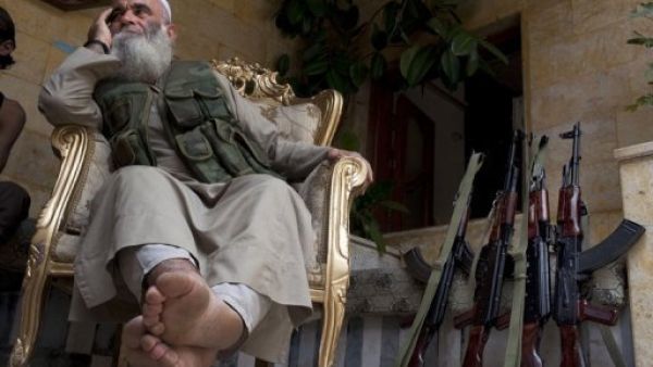 مقاتل من المعارضة المسلحة يستريح في المدينة القديمة في حلب شمال سوريا