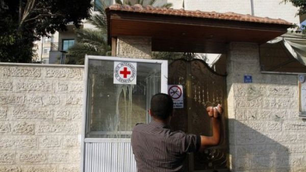 فلسطيني يرشق مكتب اللجنة الدولية للصلب الاحمر بالابيض في غزة
