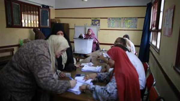 ناخبات مصريات أثناء الادلاء بأصواتهن في مركز اقتراع بالقاهرة  ناخبات مصريات أثناء الادلاء بأصواتهن في مركز اقتراع بالقاهرة