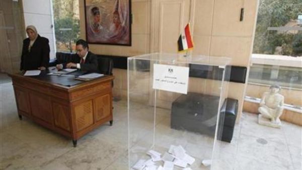 صندوق استفتاء على مسودة الدستور المصري للمغتربين في مقر السفارة المصرية بالعاصمة اللبنانية
