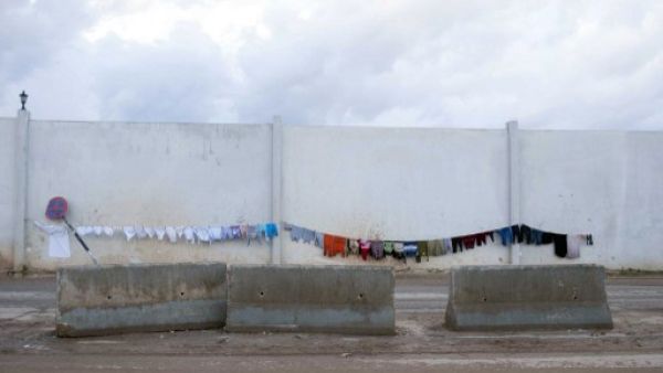 مشردون يعلقون ملابسهم لتجف في مخيم باب السلام بالقرب من حلب/أ.ف.ب