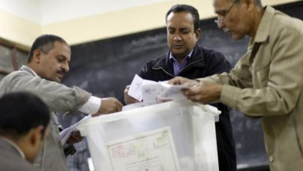 المصريون يؤيدون الدستور بفارق ضئيل 