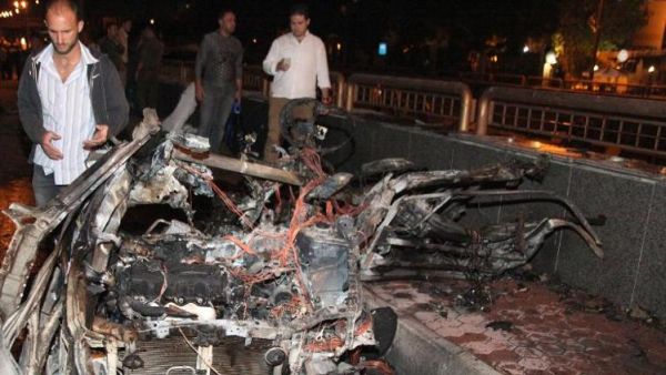 سيارة مدمرة في موقع الهجومين في دمشق