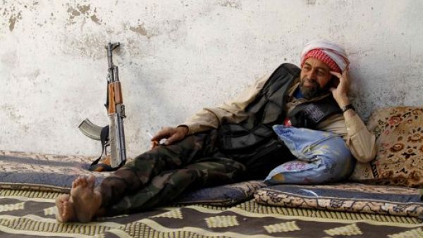 احد مقاتلي الجيش الحر ياخذ استراحة قرب مطار النيرب في حلب