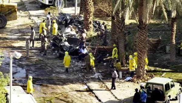 رجال انقاذ بموقع تفجير استهدف مجمعا سكنيا غربي الرياض في 9 نوفمبر تشرين الثاني 2003 
