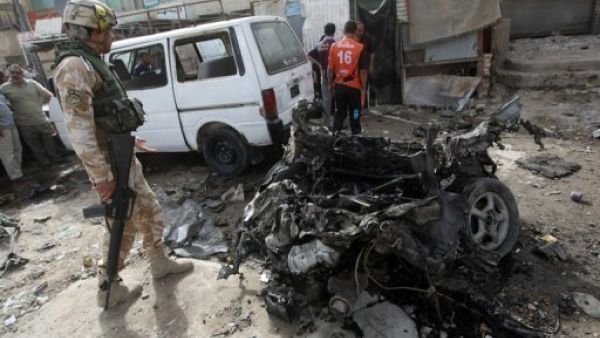 جندي عراقي في موقع سيارة مفخخة في مدينة الصدر
