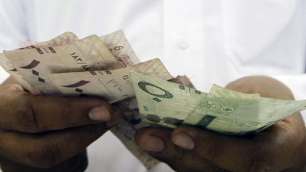 هاشتاغ الراتب ما يكفي الحاجة السعودي يلقى صدى واسع