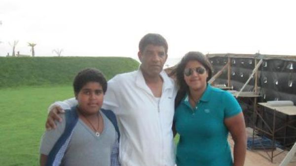 العنود ووالدها عبد الله السنوسي في الوسط
