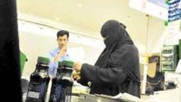 A Saudi woman cashier waits for customers at a supermarket in the coastal city of Jeddah. Picture source- 'Sionisme'