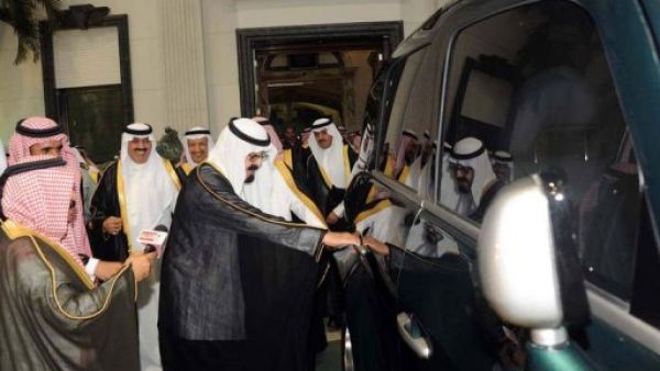 الملك عبد الله خلال حفل الاعلان عن سيارة "غزال" السعودية