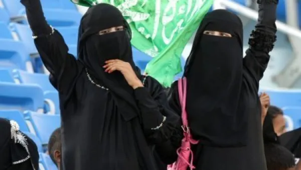 سعوديتان في ملعب لكرة القدم في عدن في افتتاح كأس الخليج 22 تشرين الثاني/نوفمبر 2010
