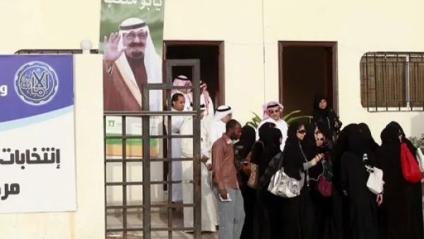 سعوديات امام احد مراكز الانتخابات البلدية في جدة
