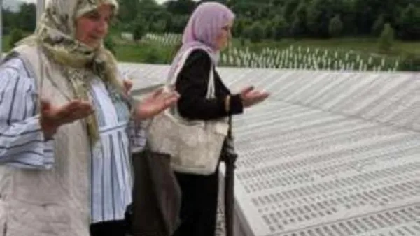 الاف المسلمين يتوافدون الى سريبرينيتسا في الذكرى الـ17 للمجزرة

