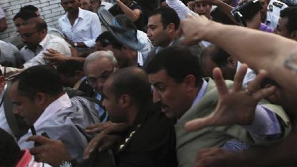 رجال يهاجمون رئيس الوزراء المصري السابق احمد شفيق 
