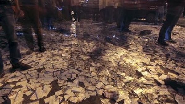 اوراق دعاية لشفيق امام مقر حملته في القاهرة
