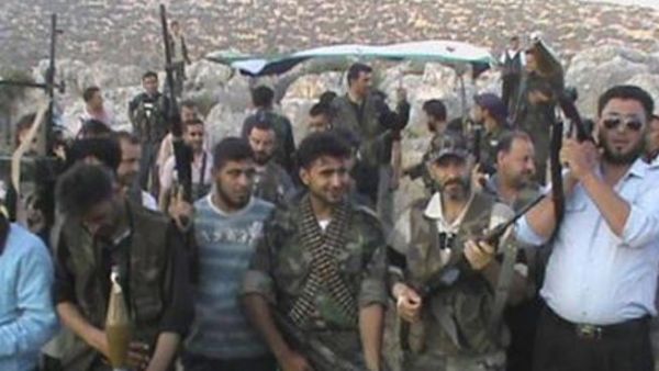 مقاتلون ينتمون للجيش السوري الحر في جسر الشغور
