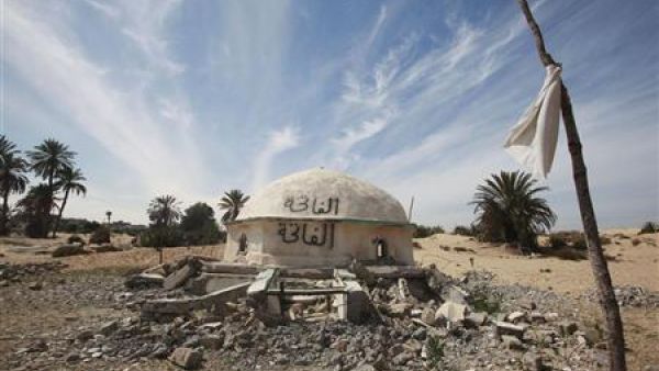 بقايا ضريح الشيخ زويد في مدينة الشيخ زويد بشمال سيناء